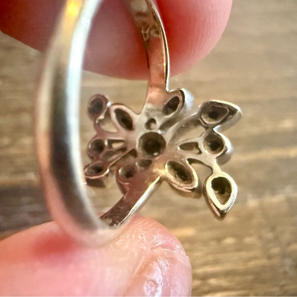 Stunning 10k White Gold and Natural Diamond Ring - Picture 2 of 3